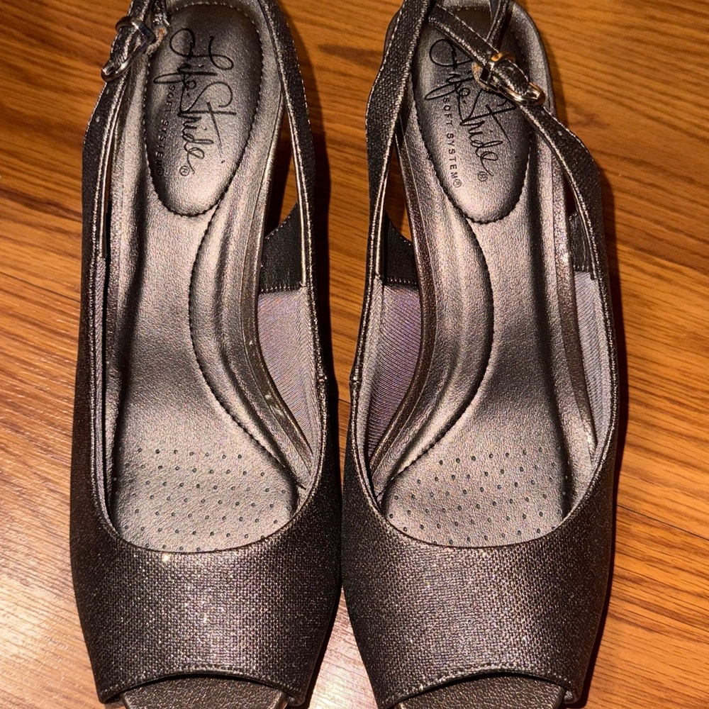 Life stride Pointy Toe Pumps